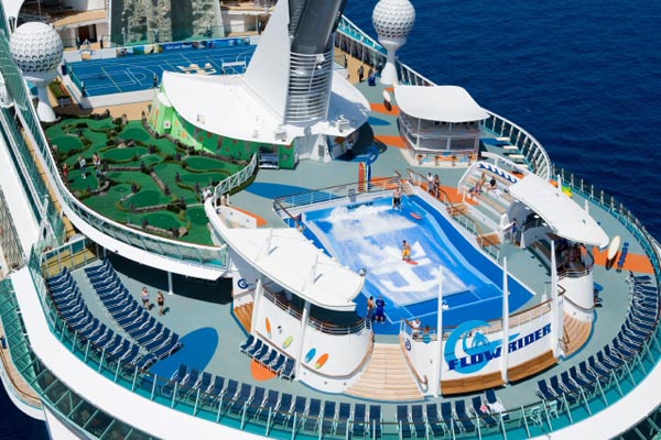 Impresionante vista aerea de la Cubierta Sports del Liberty of the Seas donde vemos el minigolf, la piscina simuladora de golf, la cancha de baloncesto, el rocódromo... LIBERTY OF THE SEAS CRUCEROS CARIBE ESTE FLORIDA, ST MAARTEN PUERTO RICO, FLORIDA